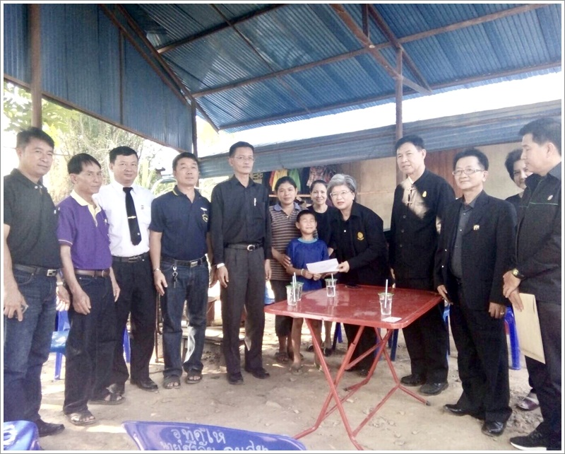﻿อธิบดีกรมบังคับคดีลงพื้นที่เยี่ยมเด็กชายโอมและครอบครัวที่สำนักงานบังคับคดี จังหวัดน่านได้ช่วยเหลือไกล่เกลี่ยหนี้ชั้นบังคับคดี
